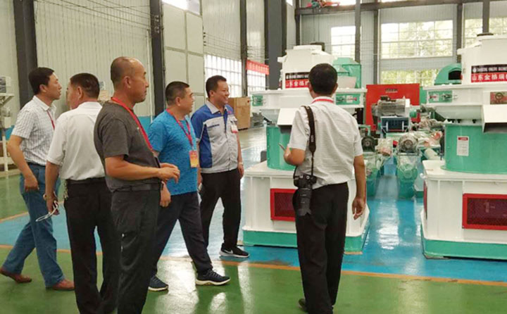 進入顆粒機展區參觀 進入顆粒機展區參觀