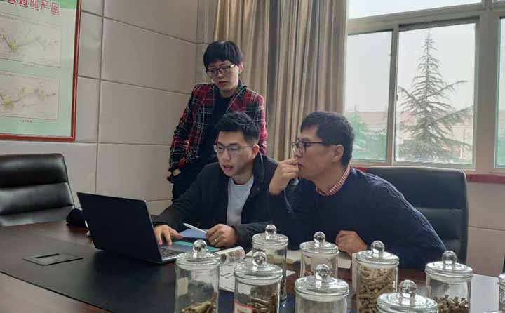 金格瑞外貿專員為客戶演示方案.jpg 金格瑞外貿專員為客戶演示方案.jpg