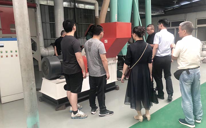 考察團對試機區進行參觀 考察團對試機區進行參觀