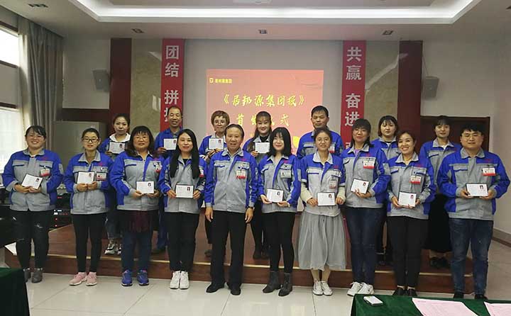 居邦源董事長景奉國先生為通訊員頒發證書 居邦源董事長景奉國先生為通訊員頒發證書