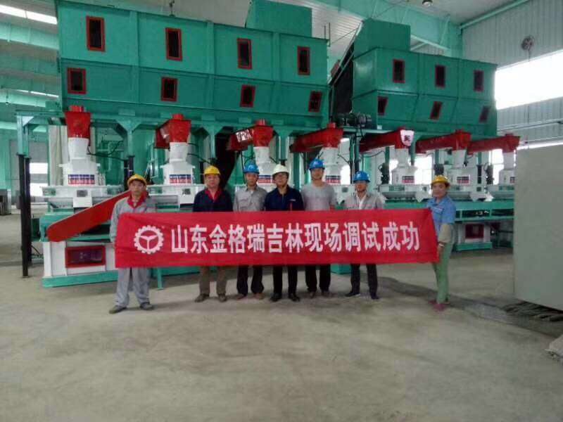 秸稈顆粒機(jī)現(xiàn)場(chǎng)圖 秸稈顆粒機(jī)現(xiàn)場(chǎng)圖