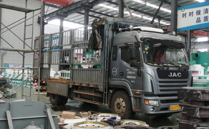 裝貨工作有條不紊的進行 裝貨工作有條不紊的進行