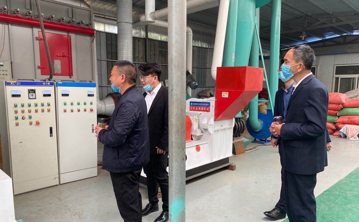 參觀秸稈顆粒機(jī)生產(chǎn)線現(xiàn)場操作情況.jpg 參觀秸稈顆粒機(jī)生產(chǎn)線現(xiàn)場操作情況.jpg
