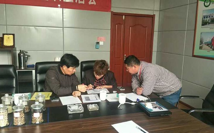 韓國客戶考察秸稈顆粒機.jpg 韓國客戶考察秸稈顆粒機.jpg