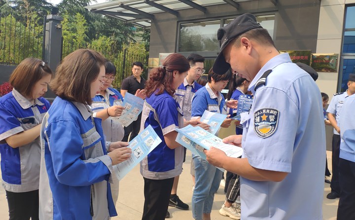 民警向員工發(fā)放防詐騙宣傳材料.jpg 民警向員工發(fā)放防詐騙宣傳材料.jpg