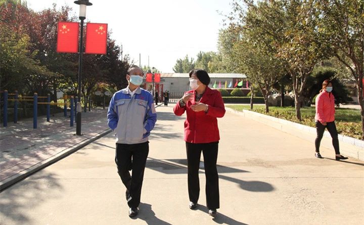 山東金格瑞董事長景奉國向敬老院負責人詢問老人情況.jpg 山東金格瑞董事長景奉國向敬老院負責人詢問老人情況.jpg