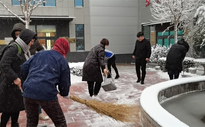 大家齊心協力共掃雪.jpg 大家齊心協力共掃雪.jpg