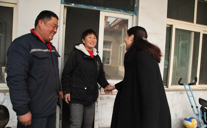 山東金格瑞慰問(wèn)困難職工.JPG 山東金格瑞慰問(wèn)困難職工.JPG