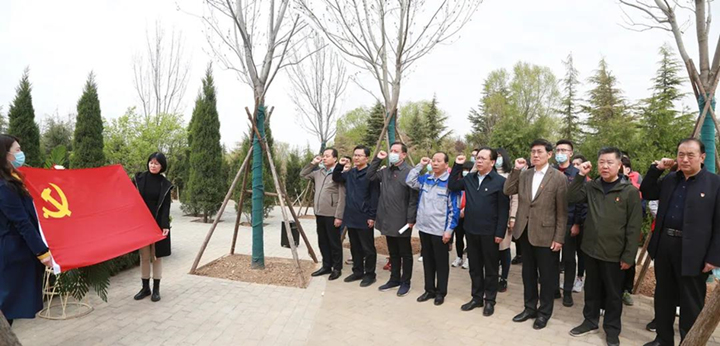 全體黨員重溫入黨誓詞,瞻仰紀念碑.jpg 全體黨員重溫入黨誓詞,瞻仰紀念碑.jpg