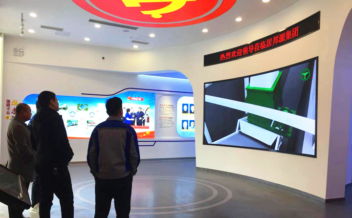 山東金格瑞是一家集研發(fā)、生產(chǎn)、銷(xiāo)售為一體的20多年機(jī)械制造經(jīng)驗(yàn)的顆粒機(jī)廠(chǎng)家...在金格瑞黨群服務(wù)中心,山西呂梁客戶(hù)認(rèn)真的看著我們的宣傳視頻.jpg 山東金格瑞是一家集研發(fā)、生產(chǎn)、銷(xiāo)售為一體的20多年機(jī)械制造經(jīng)驗(yàn)的顆粒機(jī)廠(chǎng)家...在金格瑞黨群服務(wù)中心,山西呂梁客戶(hù)認(rèn)真的看著我們的宣傳視頻.jpg