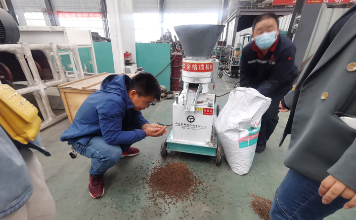 手捧顆粒,感受顆粒質量.jpg 手捧顆粒,感受顆粒質量.jpg