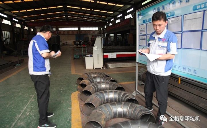 特邀兄弟公司章丘豐源生產部部長韓輝與山東布洛爾生產部部長景維江作為主裁判 特邀兄弟公司章丘豐源生產部部長韓輝與山東布洛爾生產部部長景維江作為主裁判