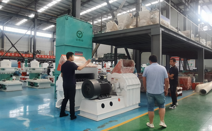 江蘇客戶端午考察木屑制粒機.jpg 江蘇客戶端午考察木屑制粒機.jpg