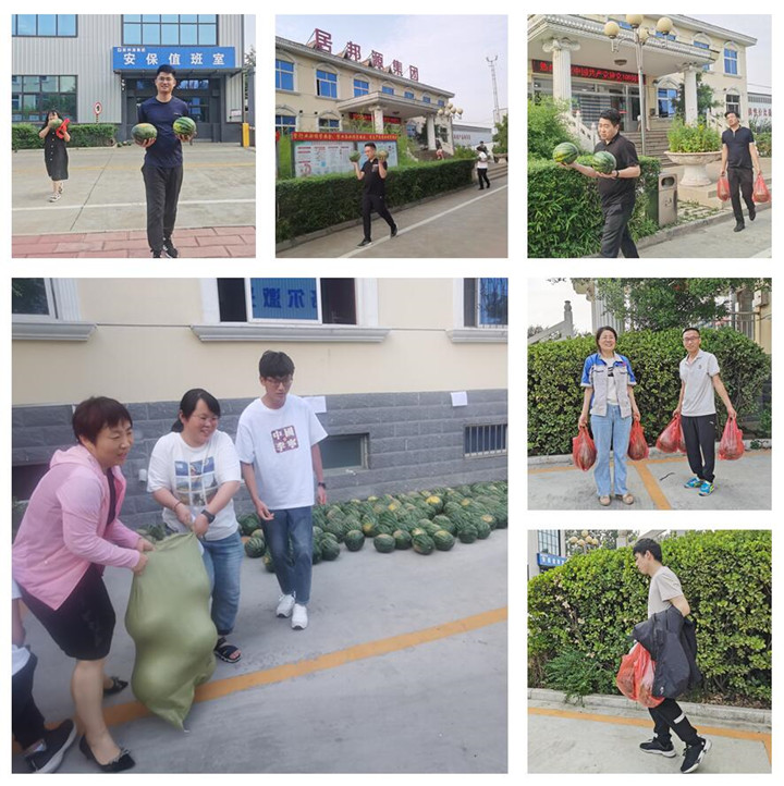 各部門派來領西瓜的代表,各個喜笑顏開.jpg 各部門派來領西瓜的代表,各個喜笑顏開.jpg