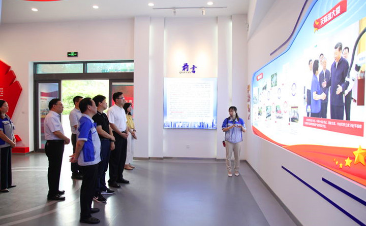 集團工會副主席雷廣妮向全國總工會領(lǐng)導(dǎo)介紹了公司的發(fā)展情況 集團工會副主席雷廣妮向全國總工會領(lǐng)導(dǎo)介紹了公司的發(fā)展情況