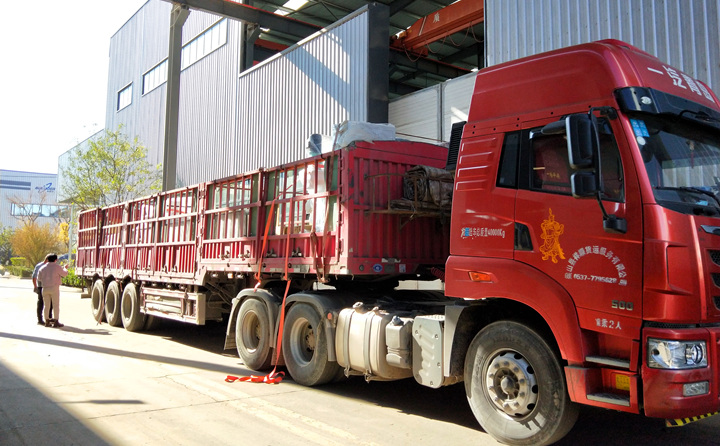 2臺木屑制粒機.jpg 2臺木屑制粒機.jpg