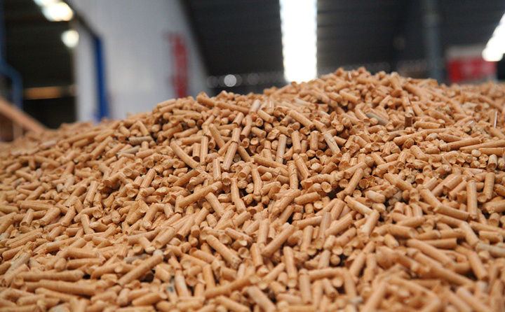 秸稈不但是木屑制粒機生物質燃料的原材料,也是全村綠色發展的附屬產業.JPG 秸稈不但是木屑制粒機生物質燃料的原材料,也是全村綠色發展的附屬產業.JPG