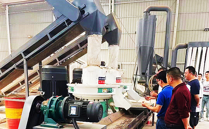 該項目是集破碎、粉碎、制粒為一體的產(chǎn)業(yè)鏈項目,生產(chǎn)線設備可將木材邊角料、秸稈、稻草、花生殼、玉米芯等綜合物料加工成新能源生物燃燒顆粒.jpg 該項目是集破碎、粉碎、制粒為一體的產(chǎn)業(yè)鏈項目,生產(chǎn)線設備可將木材邊角料、秸稈、稻草、花生殼、玉米芯等綜合物料加工成新能源生物燃燒顆粒.jpg