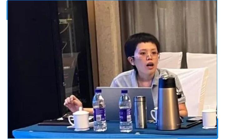 會議開始,辦公室主任李昌鳳公布銷售數(shù)據(jù)。在疫情形勢相當嚴峻的情況下,十一的銷售額對比去年同期仍有很大的進步。李主任表示疫情,既是考驗,也是危機,各部門需要通力配合,團隊協(xié)作,為完成今年既定銷售額而竭盡全力。.jpg 會議開始,辦公室主任李昌鳳公布銷售數(shù)據(jù)。在疫情形勢相當嚴峻的情況下,十一的銷售額對比去年同期仍有很大的進步。李主任表示疫情,既是考驗,也是危機,各部門需要通力配合,團隊協(xié)作,為完成今年既定銷售額而竭盡全力。.jpg