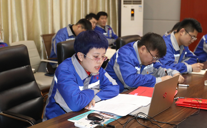 李主任對2023年度營銷激勵措施進行宣貫,并動員全體員工要以飽滿的熱情投入到營銷工作中去,全力以赴,奮勇爭先。.jpg 李主任對2023年度營銷激勵措施進行宣貫,并動員全體員工要以飽滿的熱情投入到營銷工作中去,全力以赴,奮勇爭先。.jpg