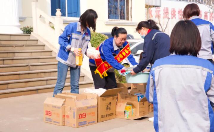 活動在一片歡聲笑語中進行,每一位女神都收到了公司準備的愛心玫瑰和禮物。.jpg 活動在一片歡聲笑語中進行,每一位女神都收到了公司準備的愛心玫瑰和禮物。.jpg