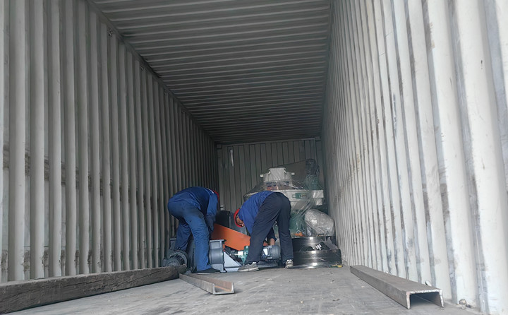 成套木屑顆粒機生產線設備正在裝車,即將發往南美洲。.jpg 成套木屑顆粒機生產線設備正在裝車,即將發往南美洲。.jpg