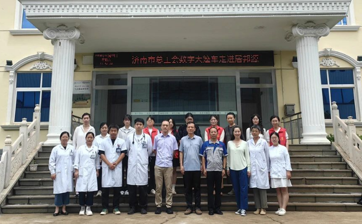 集團工會一直以維護職工的合法權益,構建企業(yè)與職工的的和諧關系為己任.png 集團工會一直以維護職工的合法權益,構建企業(yè)與職工的的和諧關系為己任.png